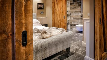 Apartment, Non Smoking | Bathroom | Combined shower/tub, free toiletries, hair dryer, towels