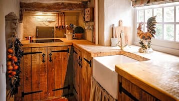 Cottage, Non Smoking | Private kitchen