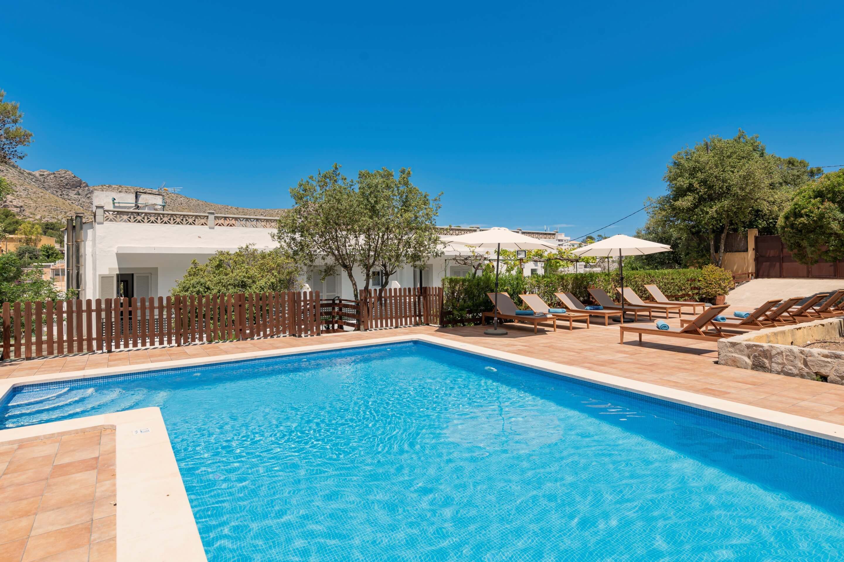 야외 수영장, 10:00 ~ 20:00 오픈, 일광욕 의자