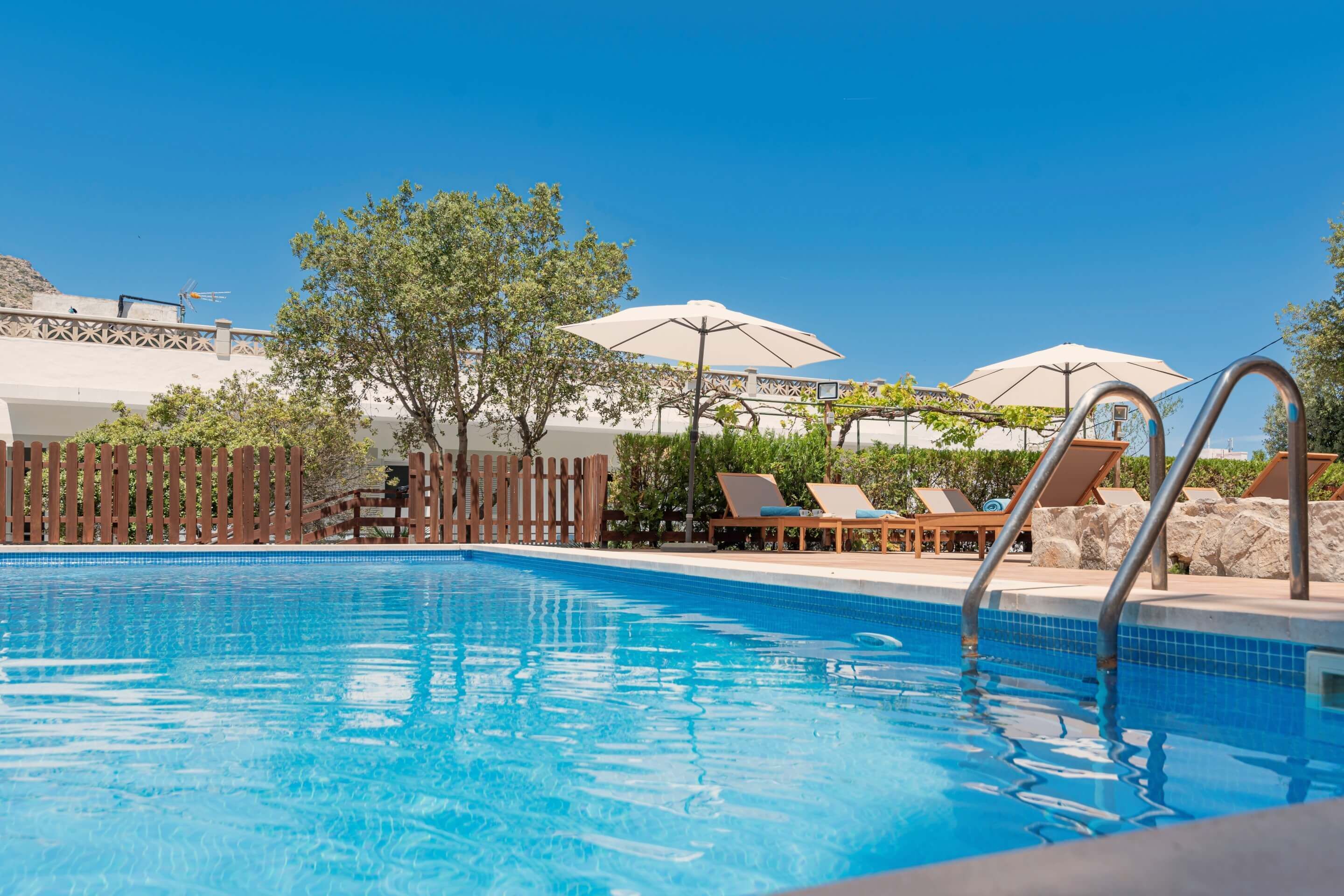 Piscina a l'aire lliure (horari: 10:00-20:00) i gandules 