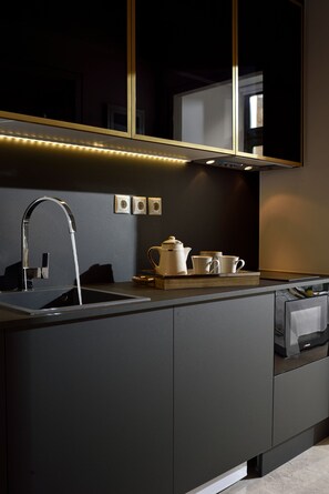 Réfrigérateur, micro-ondes, cafetière/bouilloire, grille-pain