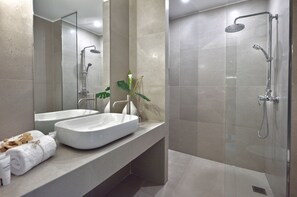 Dusche, Haartrockner, Handtücher, Seife