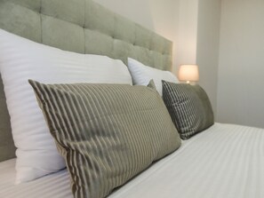 مكتب وستائر تعتيم وتجهيزات عازلة للصوت ومكواة/لوح كي