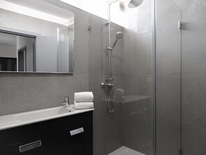 Apartment, 2 Bedrooms | Bathroom | Shower, free toiletries, hair dryer, towels - Rs porto Apartments (Porto)