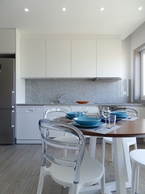 Appartement, 2 chambres | Cuisine privée | Réfrigérateur grande capacité avec congélateur, four à micro-ondes