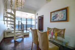 객실 내 식사 공간