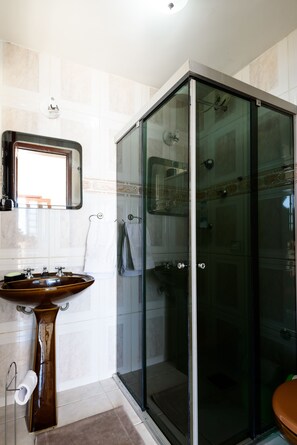 Douche, serviettes fournies
