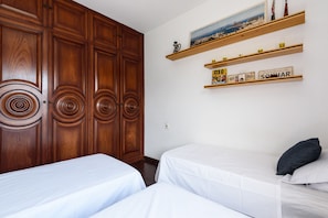 Cortinas opacas, tabla de planchar con plancha, wifi gratis