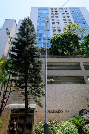 A building with a sign reading "GRAMADO 32B". - Omar do Rio - CobIpa (Rio de Janeiro)