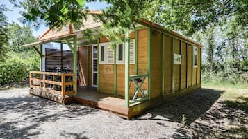 Comfort Chalet (Acacia) | Individually decorated, individually furnished, blackout drapes