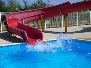 Piscina coberta, piscina a l'aire lliure de temporada i para-sols