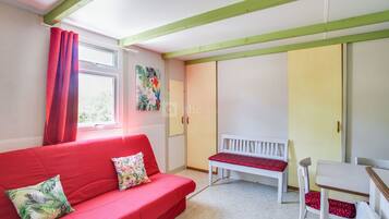 Comfort Chalet (Acacia) | Individually decorated, individually furnished, blackout curtains