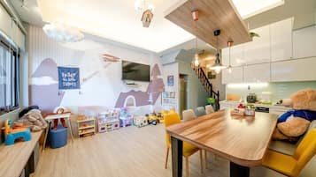 Family Twin Room, Non Smoking | Breakfast area