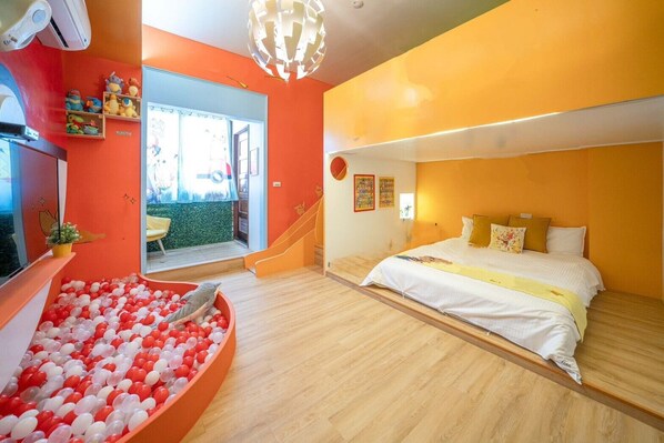 Quarto quádruplo família, para não fumantes | Escrivaninha, cortinas blackout, quartos à prova de som