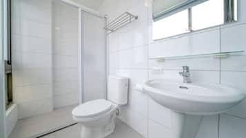 Family Quadruple Room, Non Smoking | Bathroom
