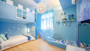 Une chambre avec un lit superposé, un toboggan et une piscine à balles.