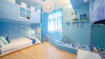 Family Twin Room, Non Smoking | Desk, blackout curtains, soundproofing, cots/infant beds