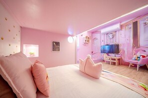 Habitación cuádruple familiar, no fumadores | Escritorio, cortinas opacas, sistema de insonorización y cunas (de pago)