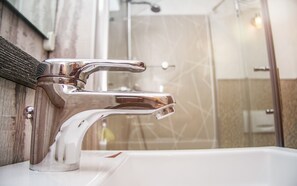 Shower, free toiletries, hair dryer, slippers - Hotel Dresdner Hof (Zittau)