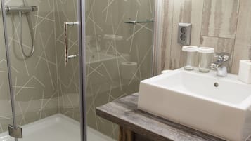 Ducha, artículos de tocador gratuitos, secador de pelo, pantuflas
