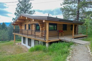 Chalet, Mehrere Betten (Beautiful Log Chalet Near Fernie, B.c) | Unterkunftsgelände