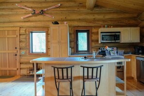 Chalet, Mehrere Betten (Beautiful Log Chalet Near Fernie, B.c) | Eigene Küche | Kühlschrank, Mikrowelle, Herdplatte, Geschirrspüler