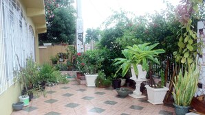 Een binnentuin met plantenpotten en een betegelde vloer.
