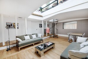Smart TV - Skylight Penthouse with Terrace - Rome City Centre (Roma)