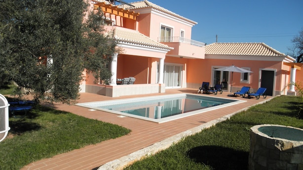 A two-story house with a swimming pool, outdoor furniture, and a garden. - Villa 3 luxury Suites with Pool (loulé)