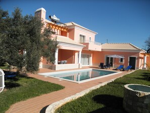 A two-story house with a swimming pool, outdoor furniture, and a garden. - Villa 3 luxury Suites with Pool (loulé)