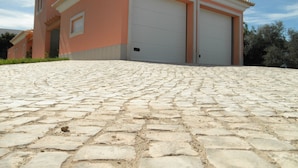 A building with a garage and a paved driveway. - Villa 3 luxury Suites with Pool (loulé)