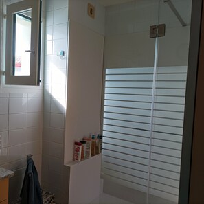 Bathtub, hair dryer, towels