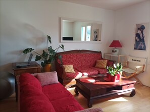 TV connectée, livres, chaîne hi-fi