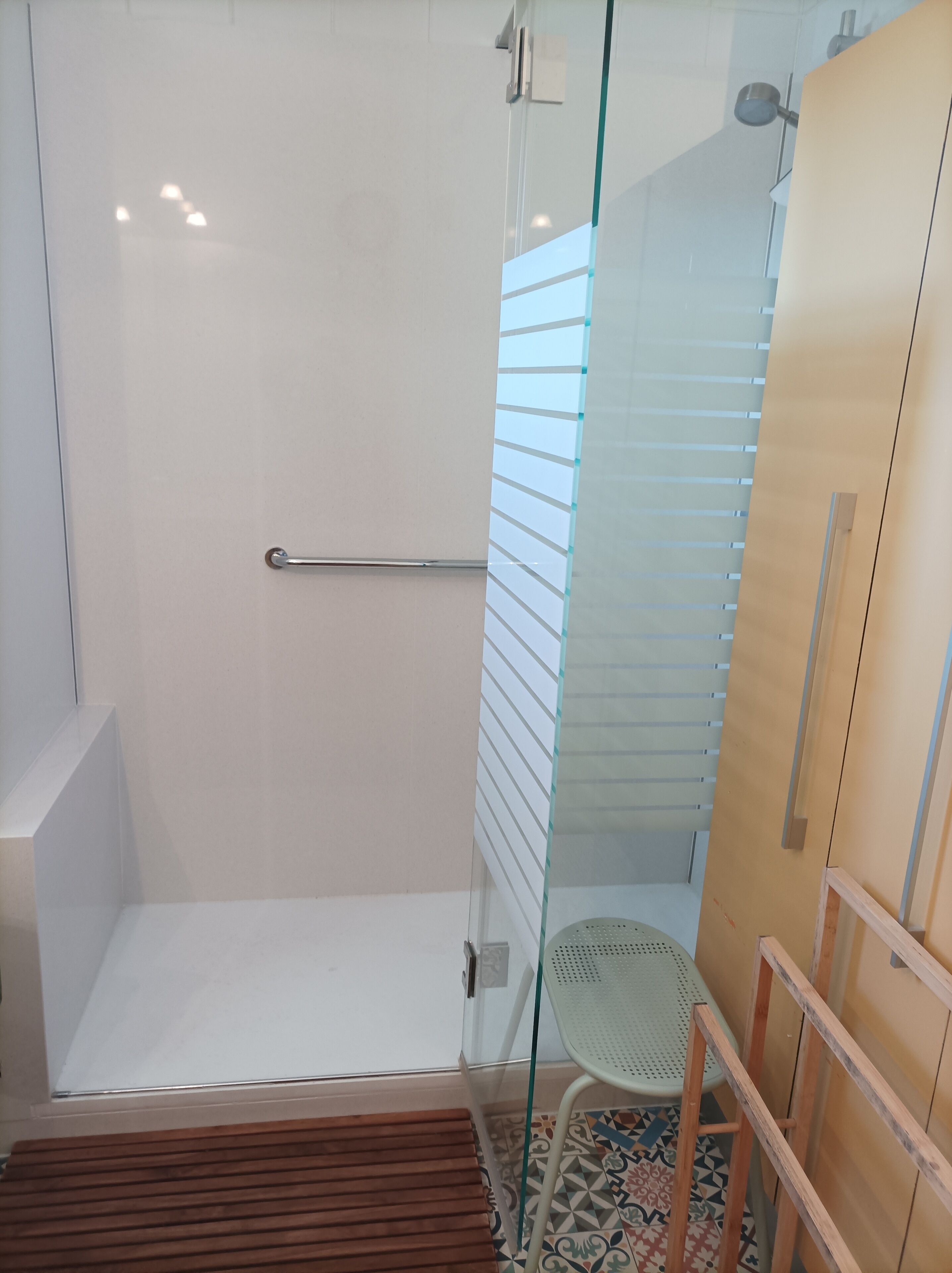 Baignoire, séchoir à cheveux, serviettes fournies