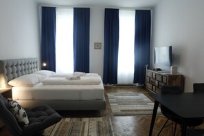 3 Schlafzimmer, Schreibtisch, Bügeleisen/Bügelbrett, Reisekinderbett