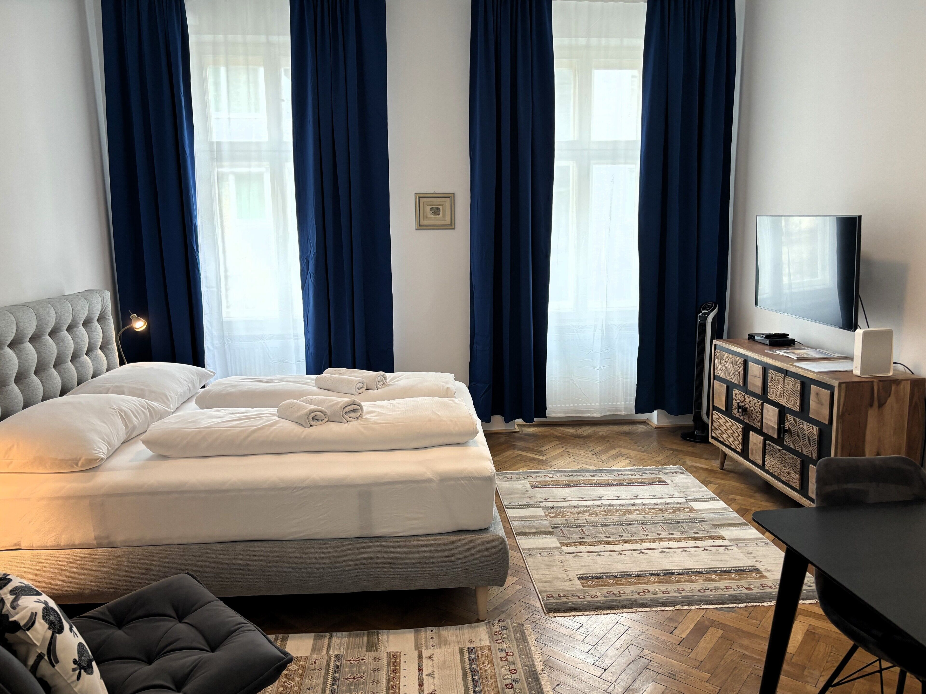 3 quartos, escrivaninha, ferros/tábuas de passar roupa, berço de viagem