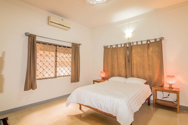 Desk, free WiFi, bed sheets