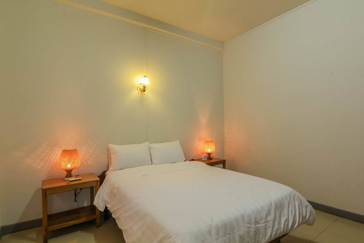 Desk, free WiFi, bed sheets