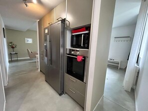 Fridge, microwave, oven, stovetop - Arcachon Ville d’Hiver – Charmant T3 avec Terrasse Privée (ARCACHON)