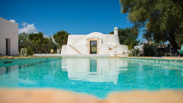 A white building with a pool in front. - Casa Kairos (Ostuni)