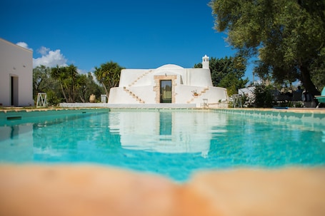 Una piscina al aire libre de temporada