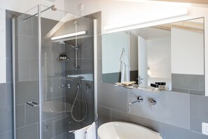 Regadera, amenidades de baño gratuitas, secadora de cabello, bidet 