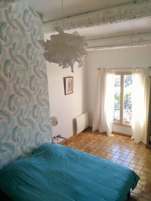 4 bedrooms, iron/ironing board, WiFi