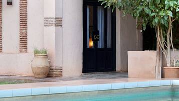 Outdoor pool, pool umbrellas, sun loungers