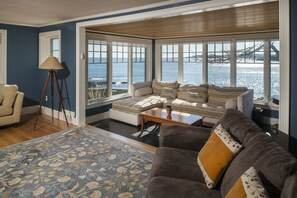 Televisión y chimenea 