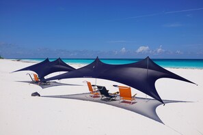 على الشاطئ، كراسي للتشمس، مناشف للشاطئ