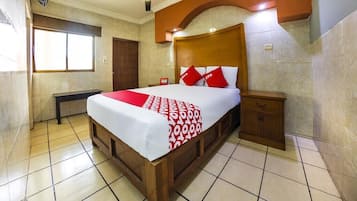 Habitación básica | Minibar, escritorio, wifi gratis y ropa de cama