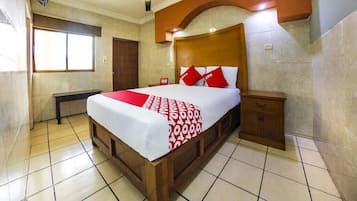 Quarto básico | Frigobar, escrivaninha, Wi-Fi de cortesia, roupa de cama