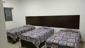 Habitación triple básica | Minibar, escritorio, wifi gratis y ropa de cama