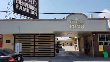 Vista frontal de la propiedad